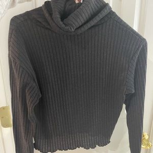 Cropped turtle neck - size small